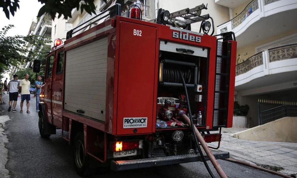 Φωτιά στο Χαλάνδρι - Στις φλόγες αποθήκη ξυλείας